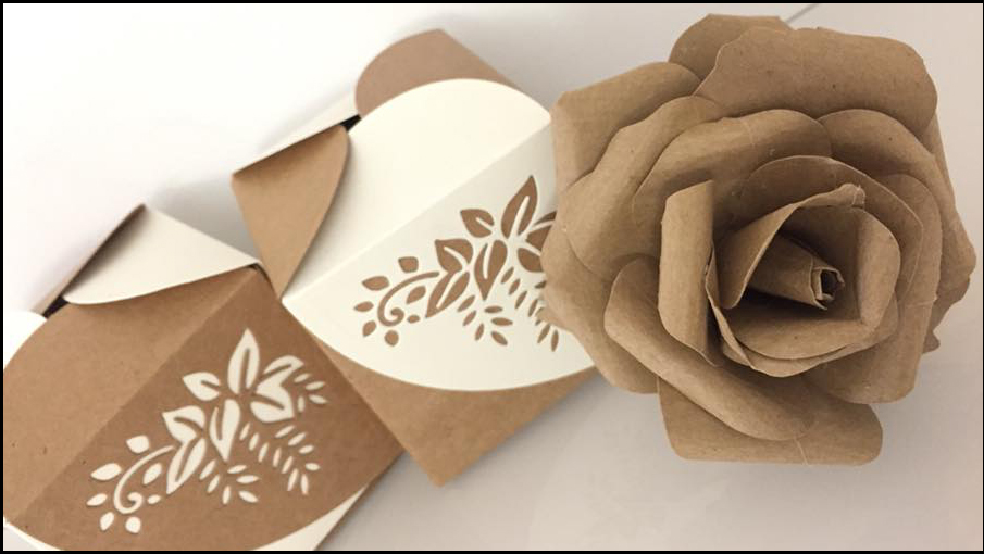 rose e fiori di cartoncino avana craft e scatoline porta confetti per bomboniera
